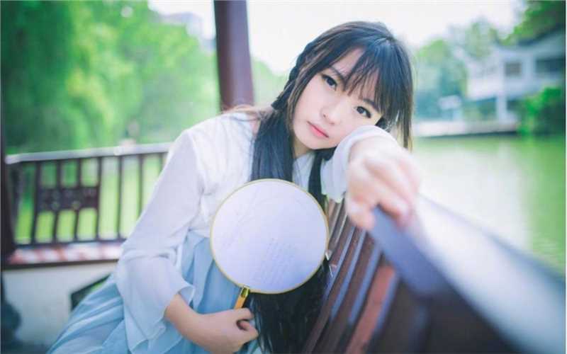 高清圆脸古装汉服美女碧湖边凉亭清秀艺术图集