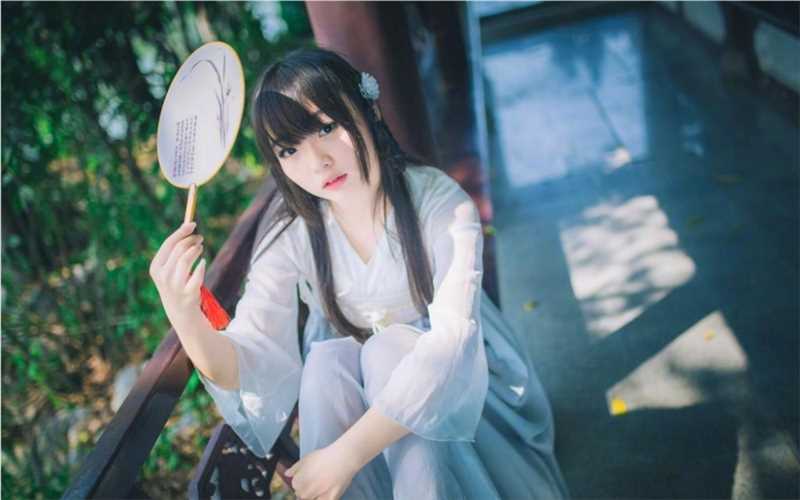 高清圆脸古装汉服美女碧湖边凉亭清秀艺术图集