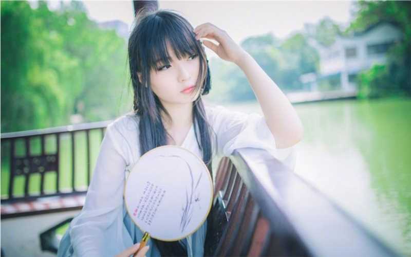 高清圆脸古装汉服美女碧湖边凉亭清秀艺术图集