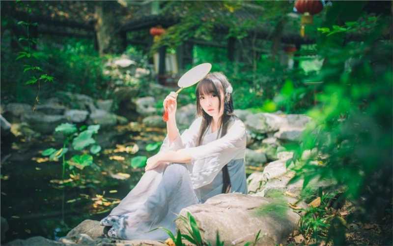 高清圆脸古装汉服美女碧湖边凉亭清秀艺术图集