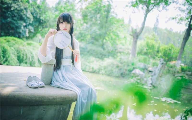 高清圆脸古装汉服美女碧湖边凉亭清秀艺术图集