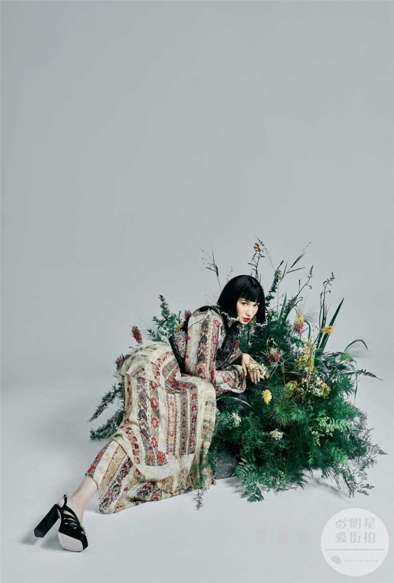 精选卢靖姗大胆时尚挑战银白短发杂志封面图片图册