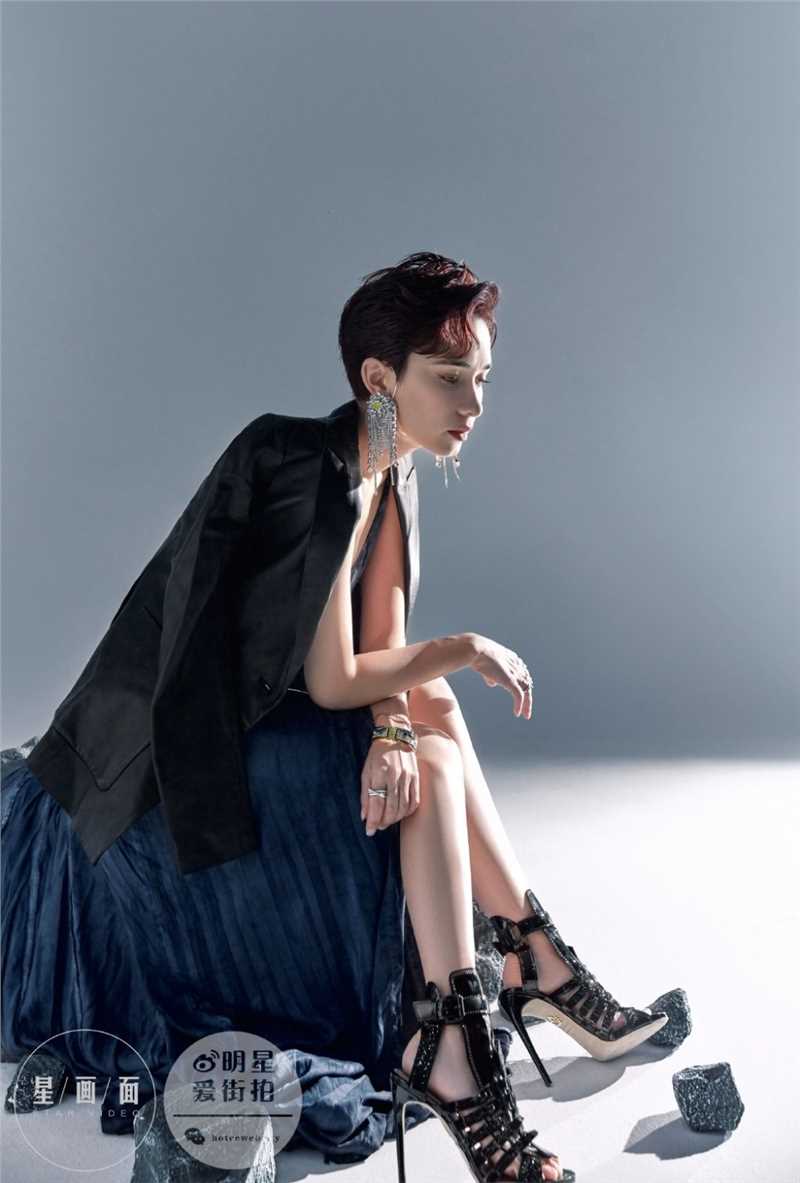 精选卢靖姗大胆时尚挑战银白短发杂志封面图片图册