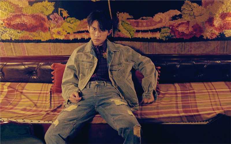 优质文艺风复古装大佬易烊千玺时尚相册