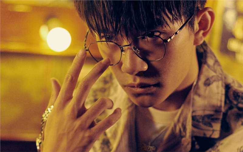 优质文艺风复古装大佬易烊千玺时尚相册