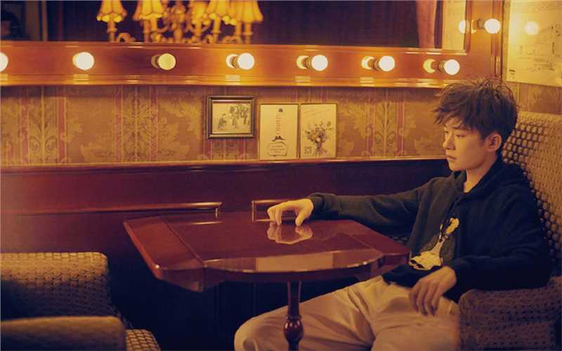 优质文艺风复古装大佬易烊千玺时尚相册