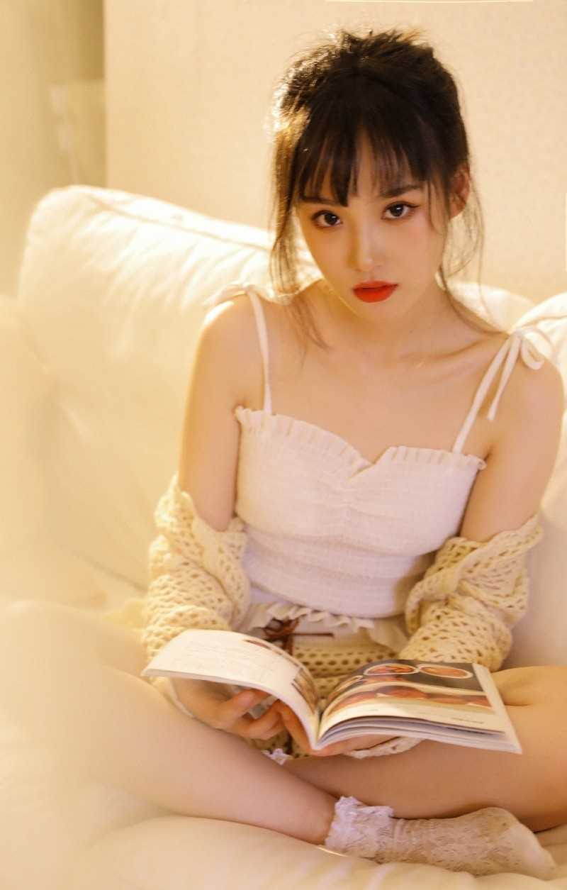 最新纯欲风美女白色吊带性感图集