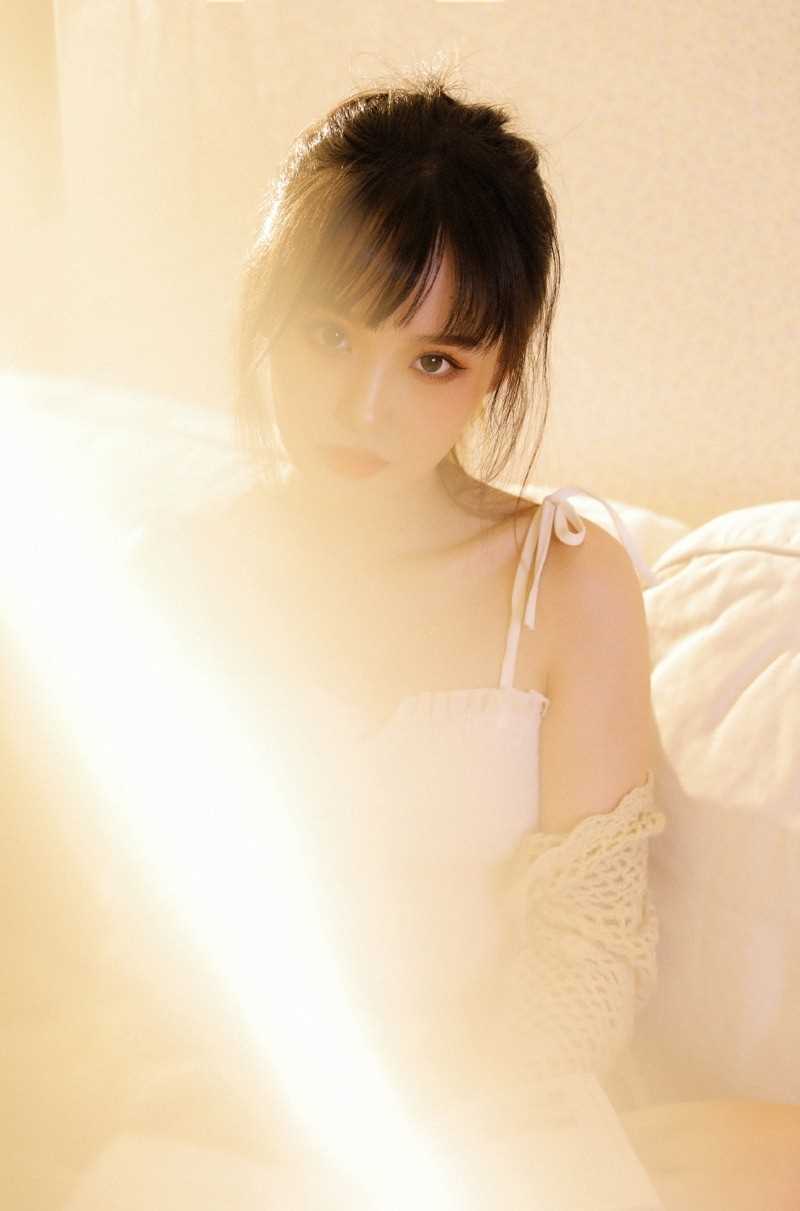 最新纯欲风美女白色吊带性感图集