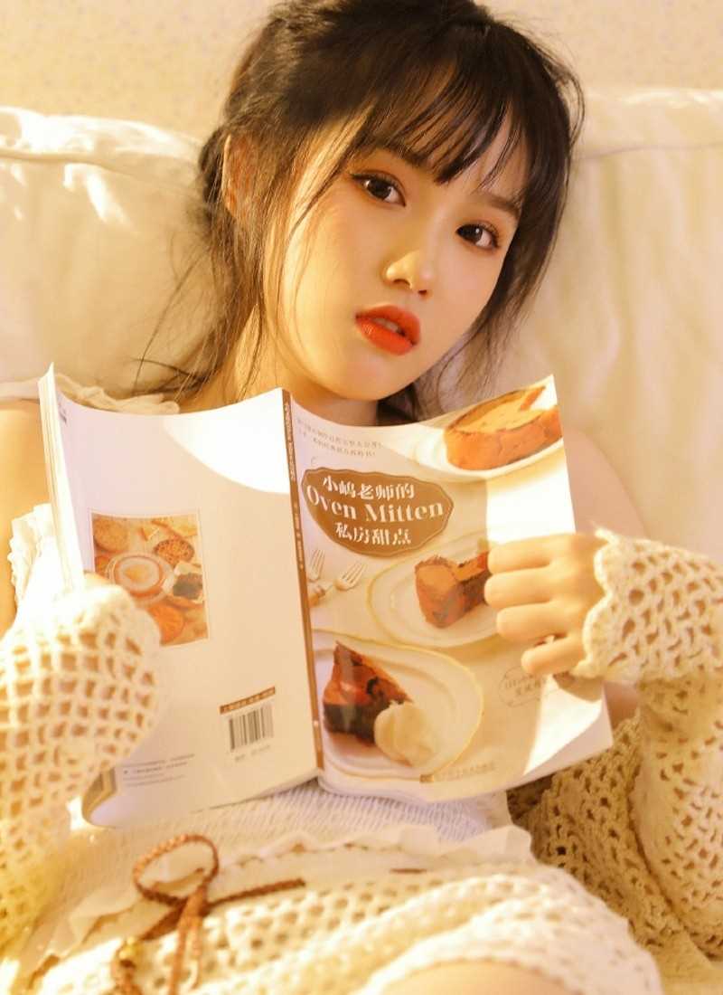 最新纯欲风美女白色吊带性感图集