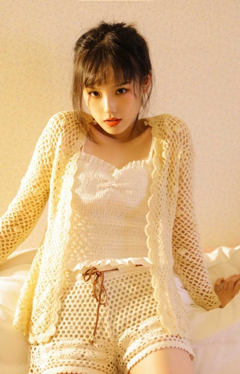 最新纯欲风美女白色吊带性感图集