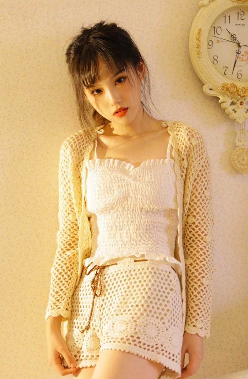 最新纯欲风美女白色吊带性感图集