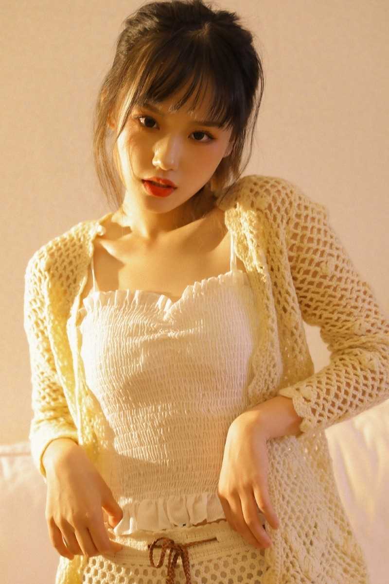 最新纯欲风美女白色吊带性感图集