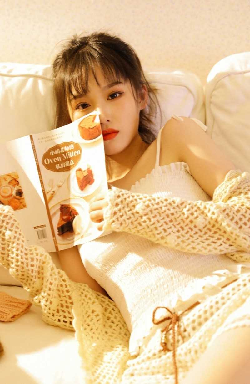 最新纯欲风美女白色吊带性感图集