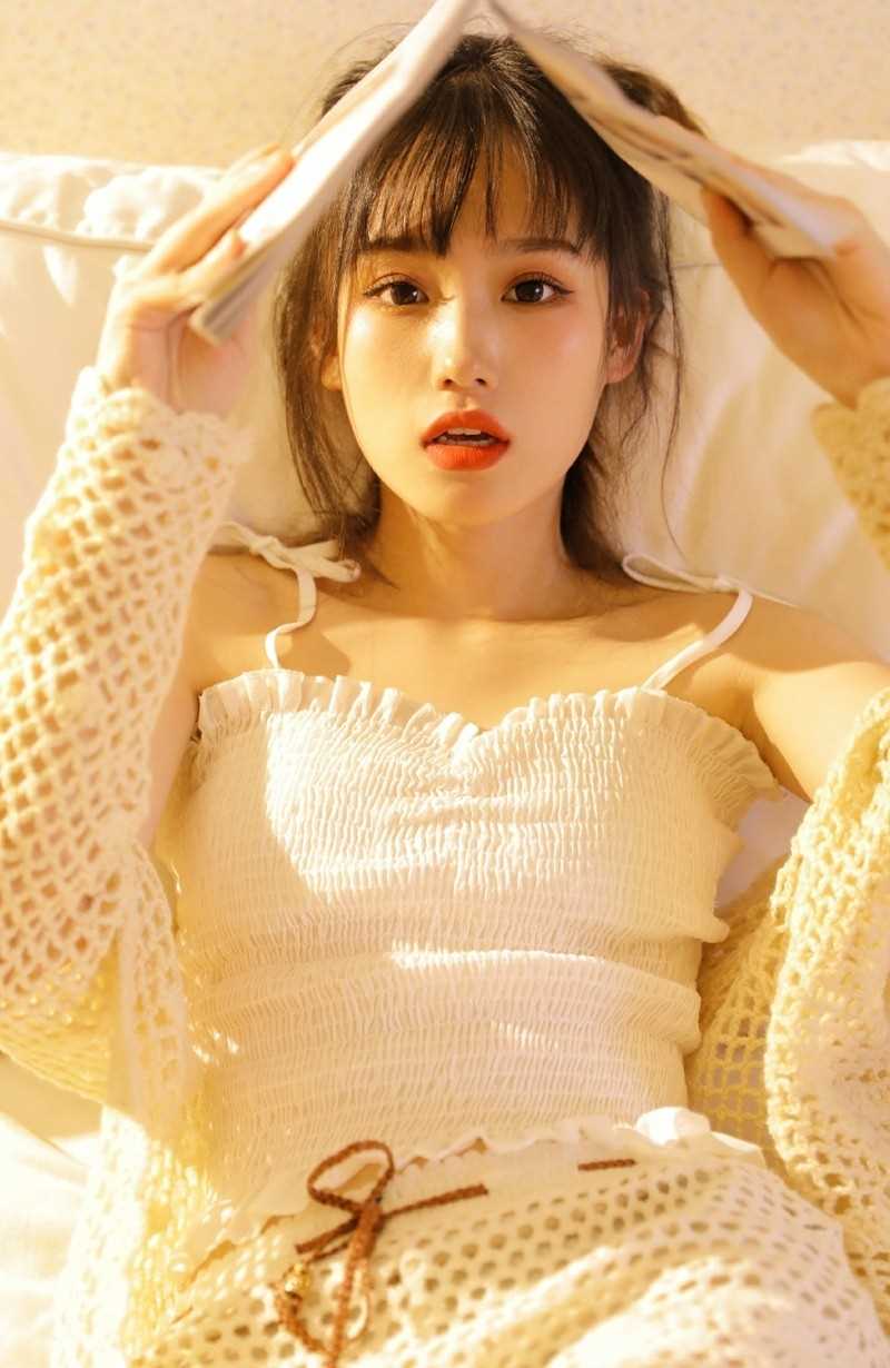 最新纯欲风美女白色吊带性感图集