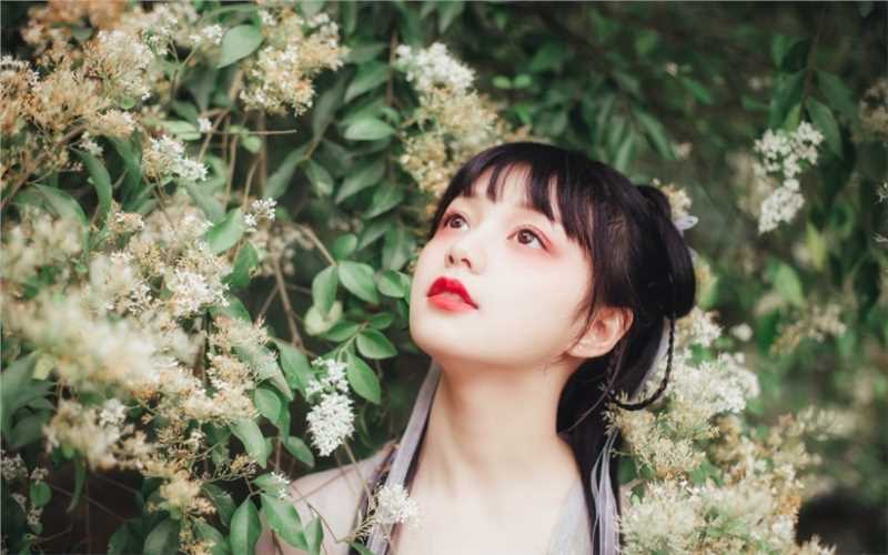 倾国倾色古装美女户外