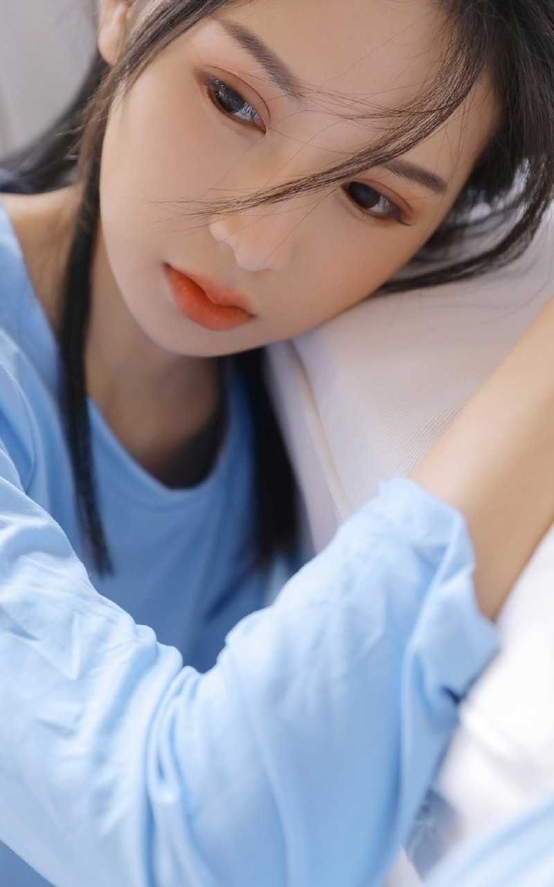 最新蓝衣长腿少女浴室性感壁纸