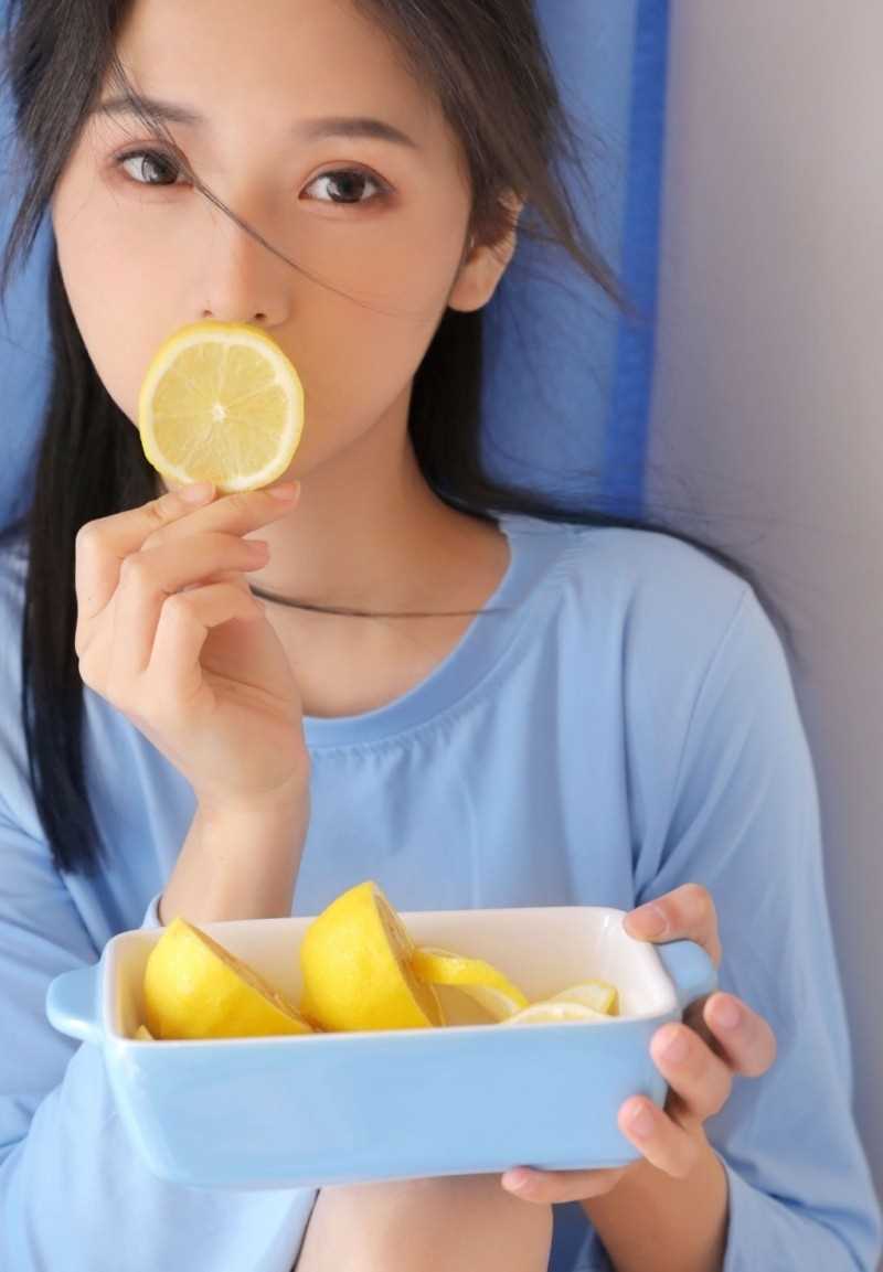 最新蓝衣长腿少女浴室性感壁纸