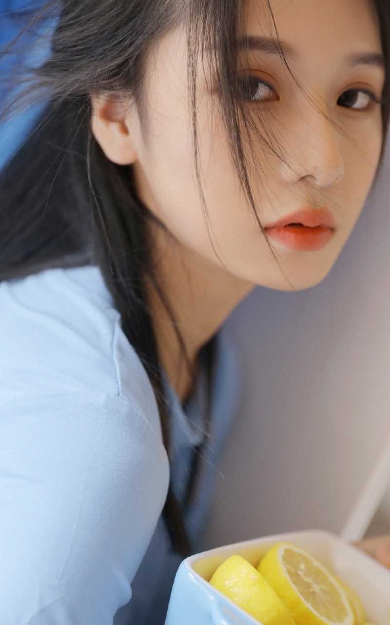 最新蓝衣长腿少女浴室性感壁纸