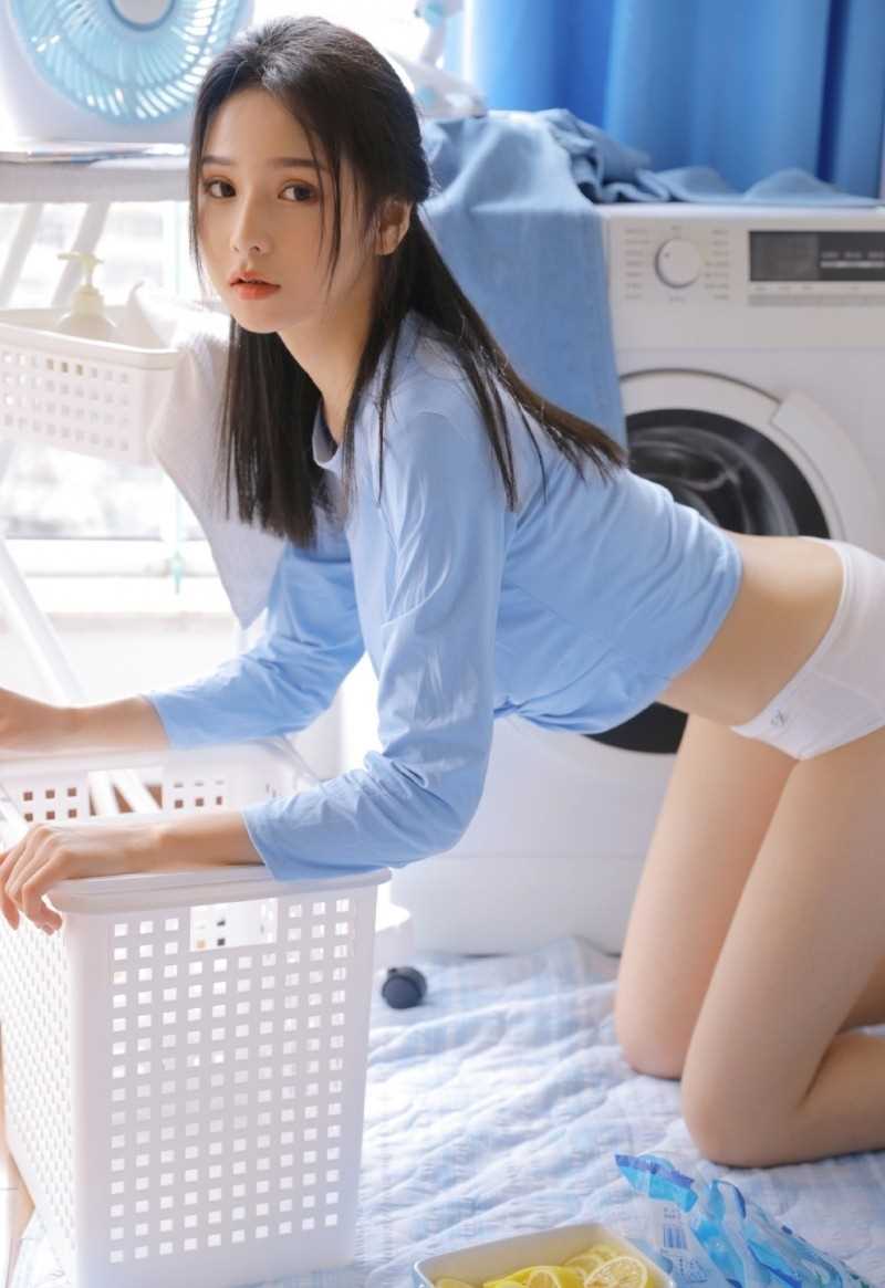 最新蓝衣长腿少女浴室性感壁纸