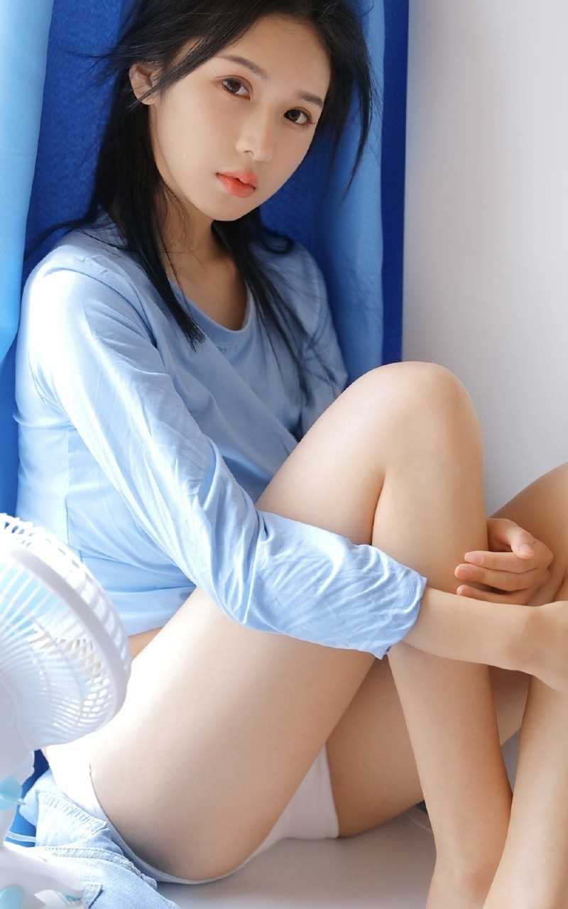 最新蓝衣长腿少女浴室性感壁纸