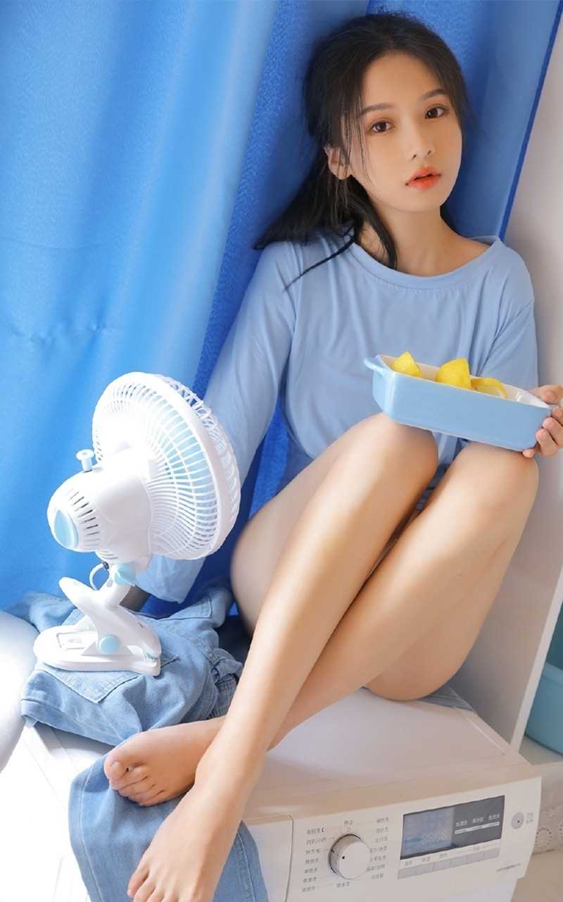 最新蓝衣长腿少女浴室性感壁纸