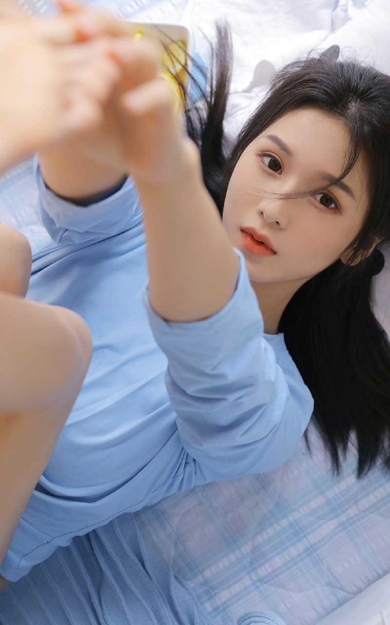 最新蓝衣长腿少女浴室性感壁纸