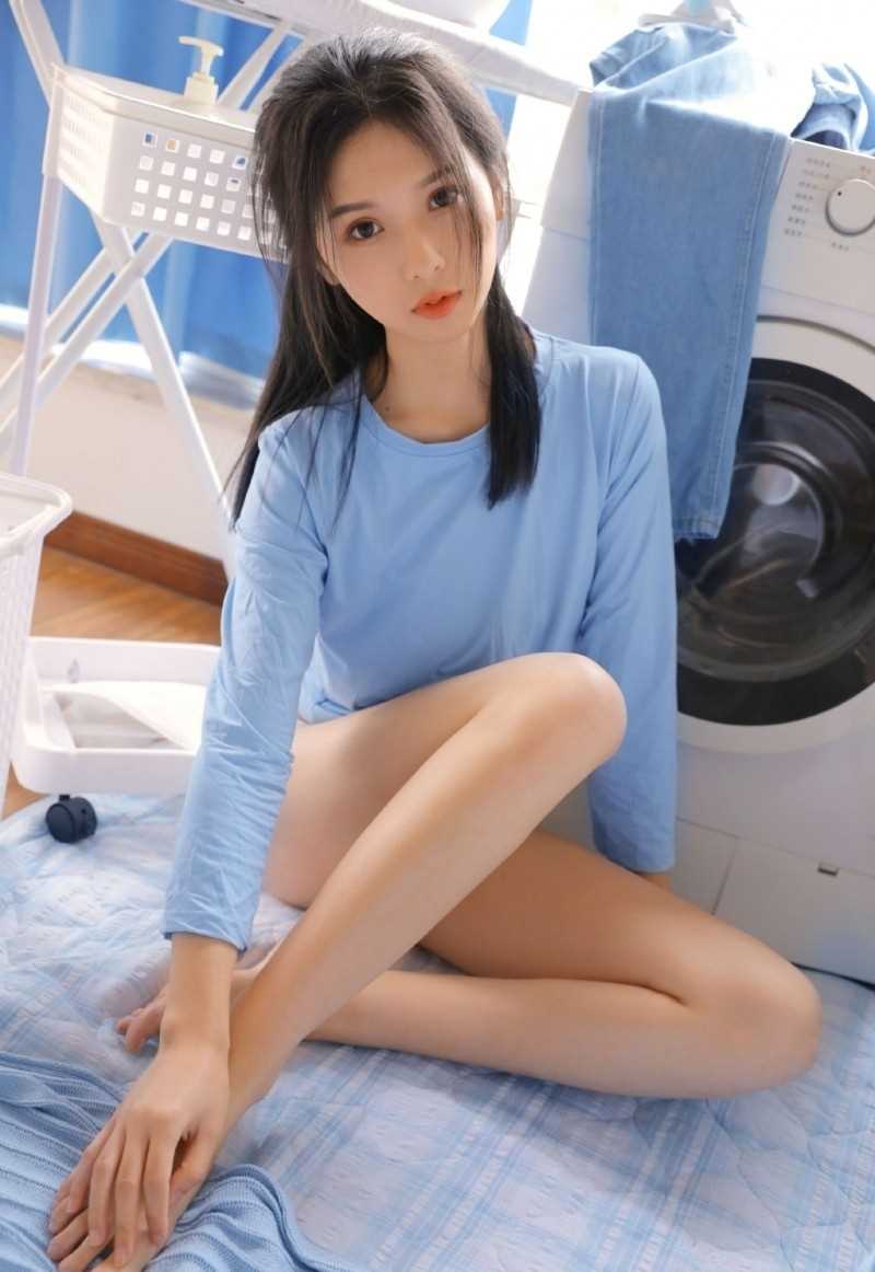 最新蓝衣长腿少女浴室性感壁纸