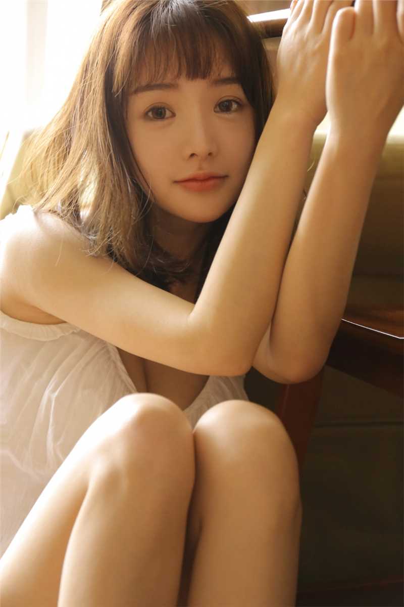 最全白色吊带美女居家性感壁纸