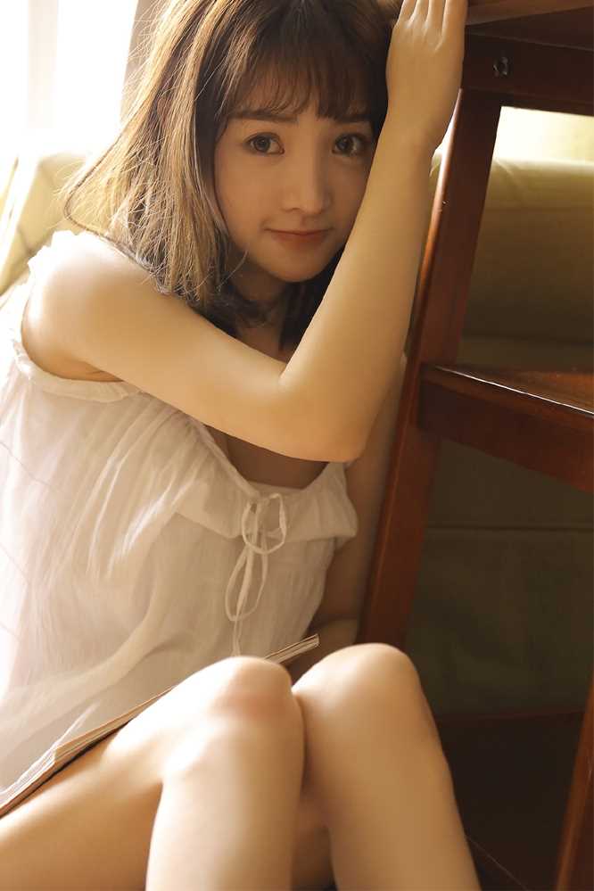 最全白色吊带美女居家性感壁纸