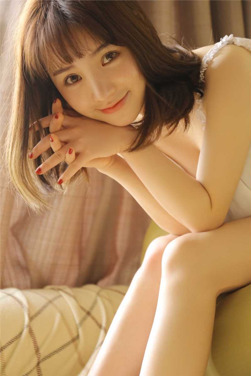 最全白色吊带美女居家性感壁纸