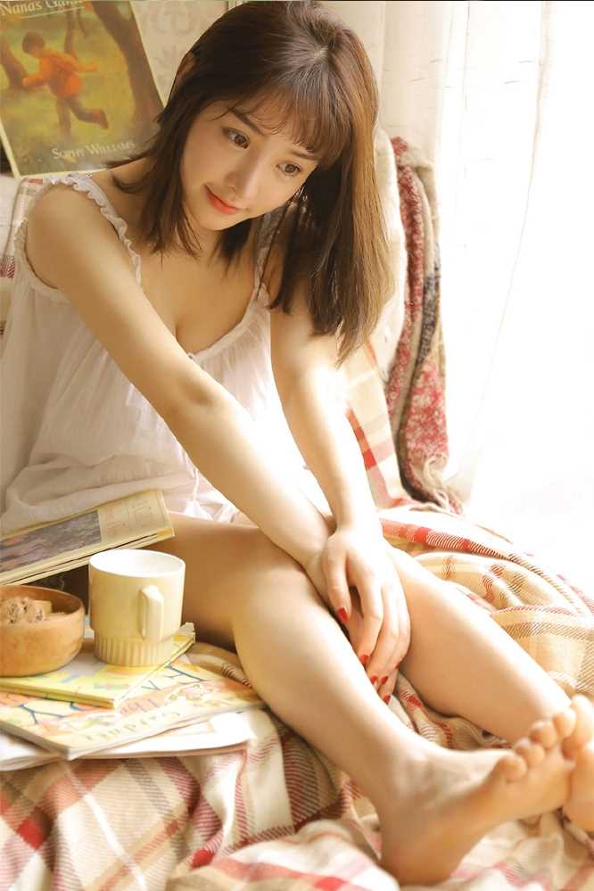 最全白色吊带美女居家性感壁纸