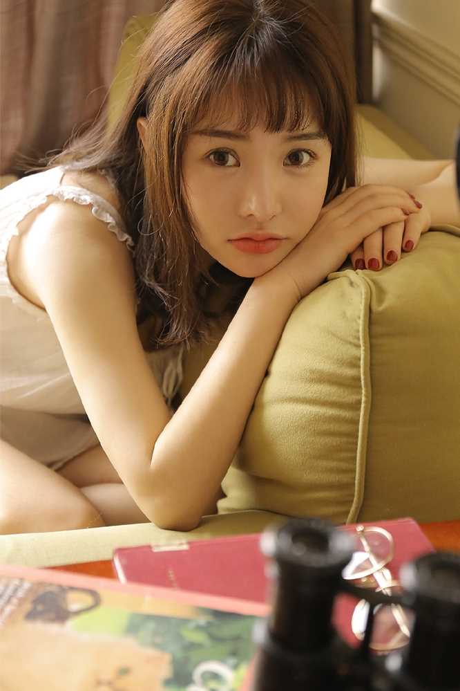 最全白色吊带美女居家性感壁纸