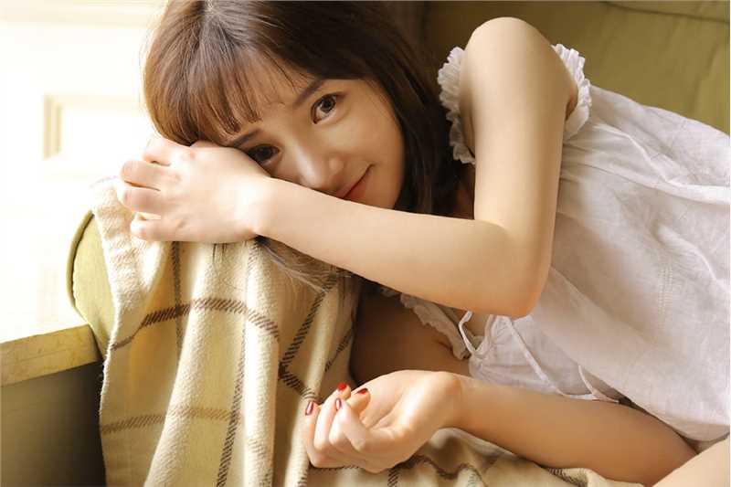 最全白色吊带美女居家性感壁纸