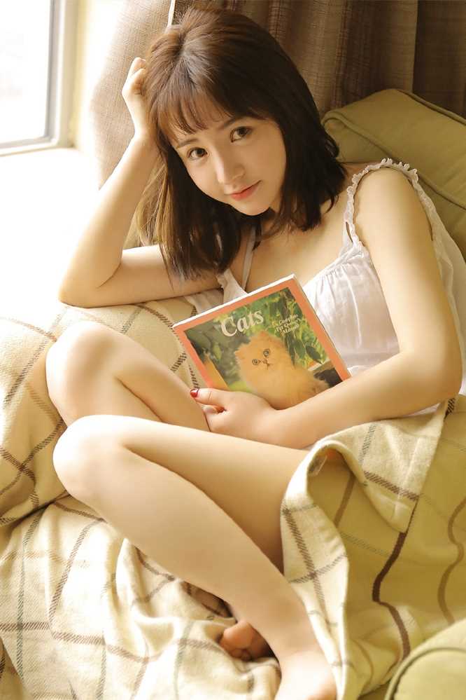 最全白色吊带美女居家性感壁纸