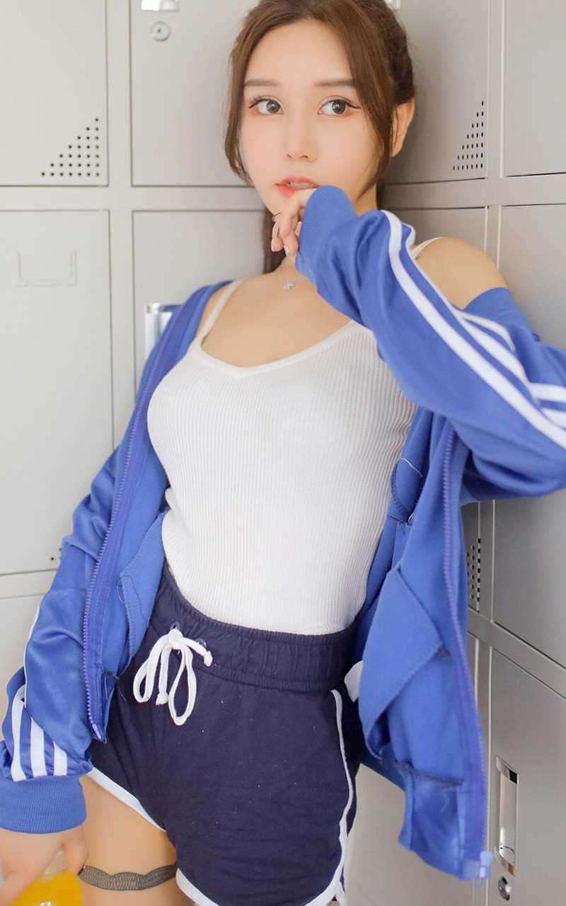 精选白皙美女休息室性感图册