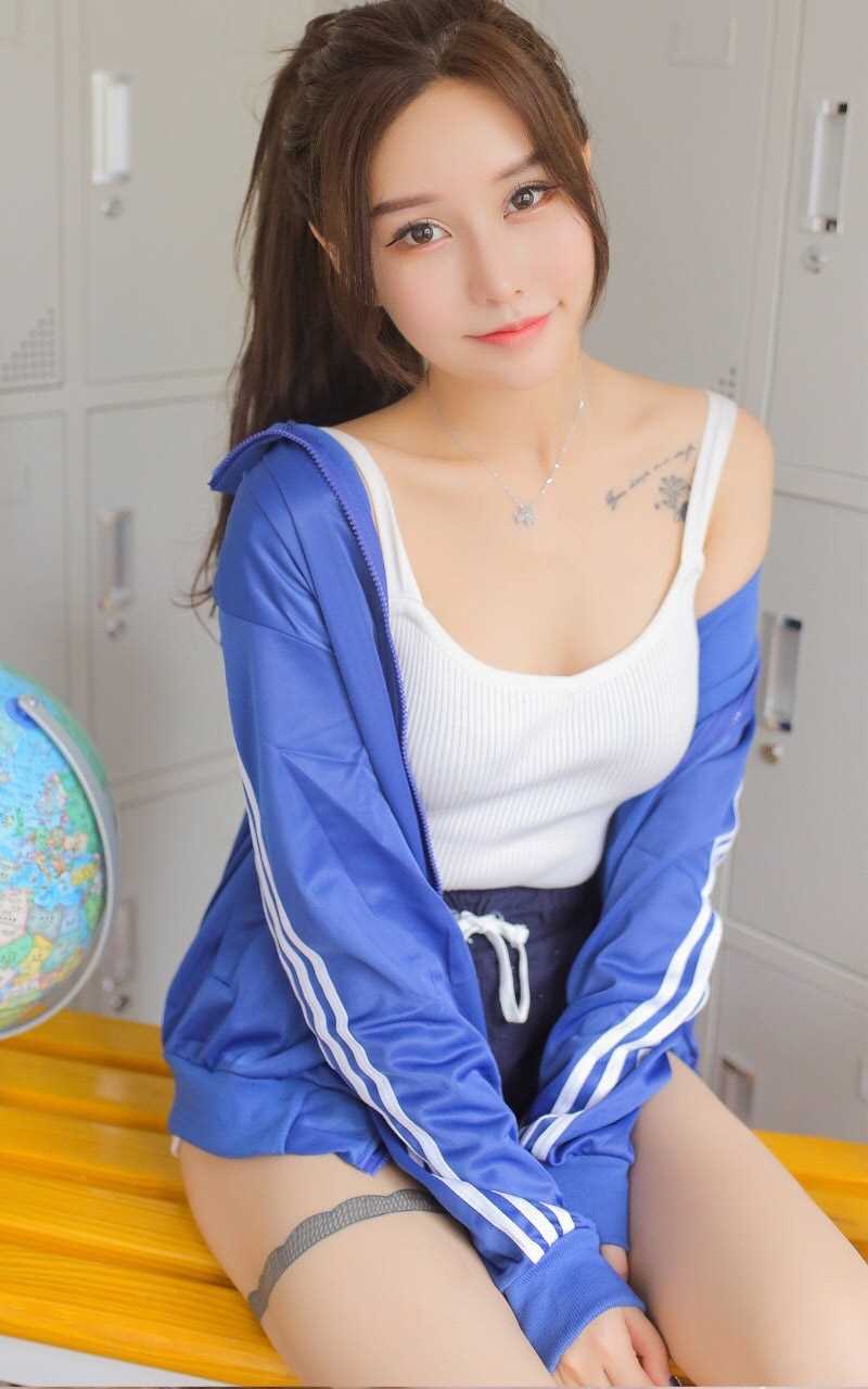 精选白皙美女休息室性感图册