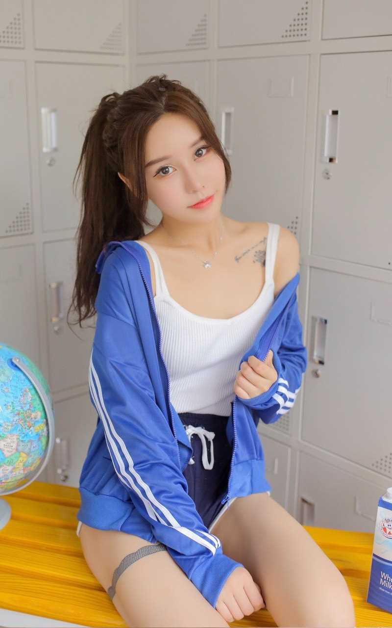 精选白皙美女休息室性感图册