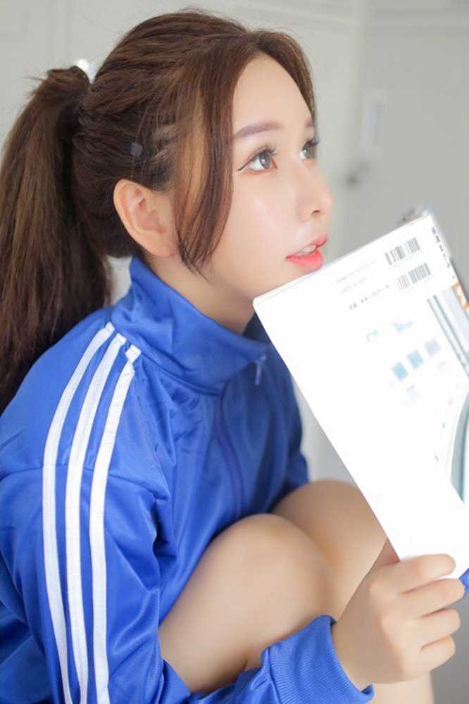 精选白皙美女休息室性感图册