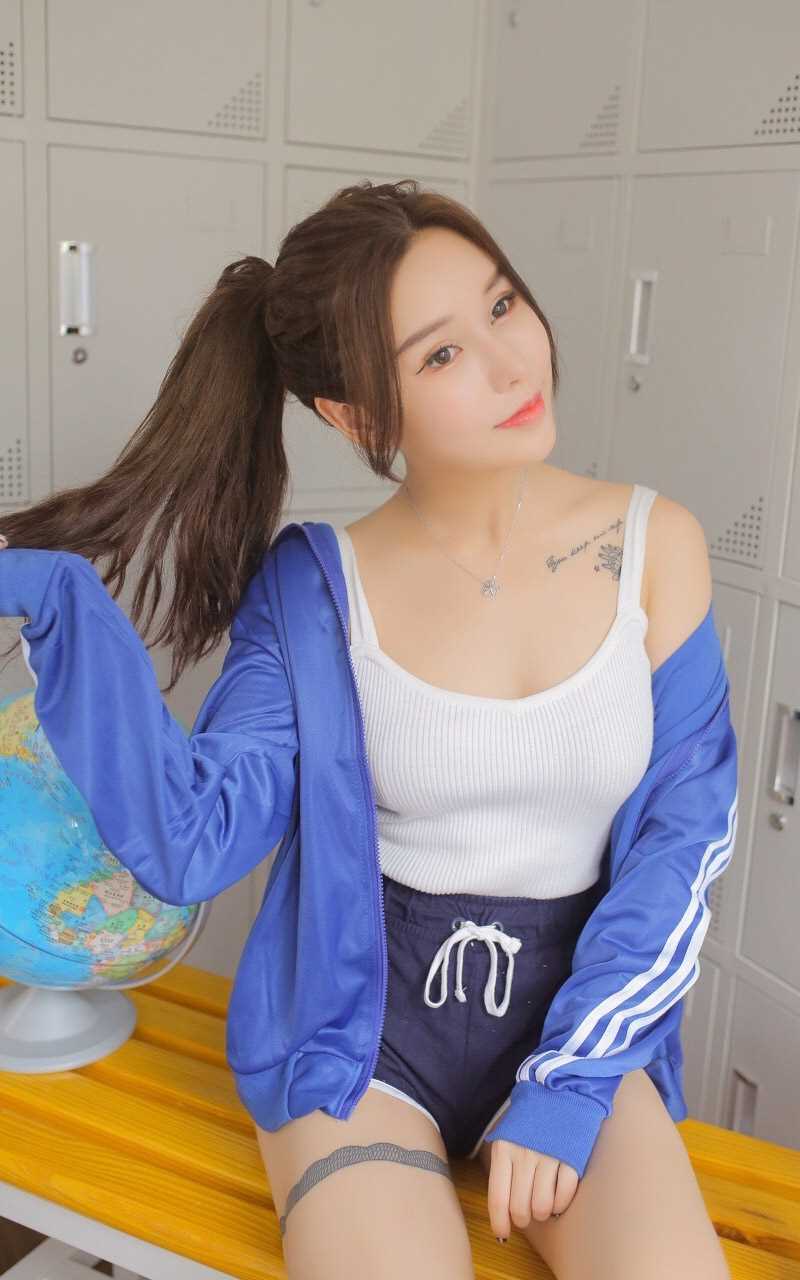 精选白皙美女休息室性感图册