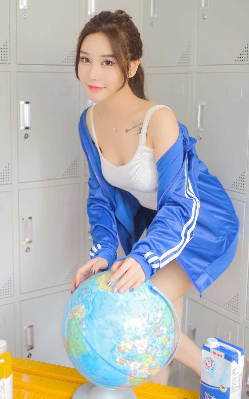 精选白皙美女休息室性感图册