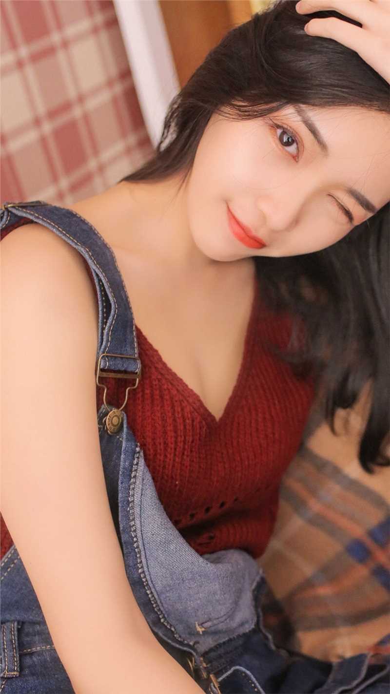 长发美女背带裤性感