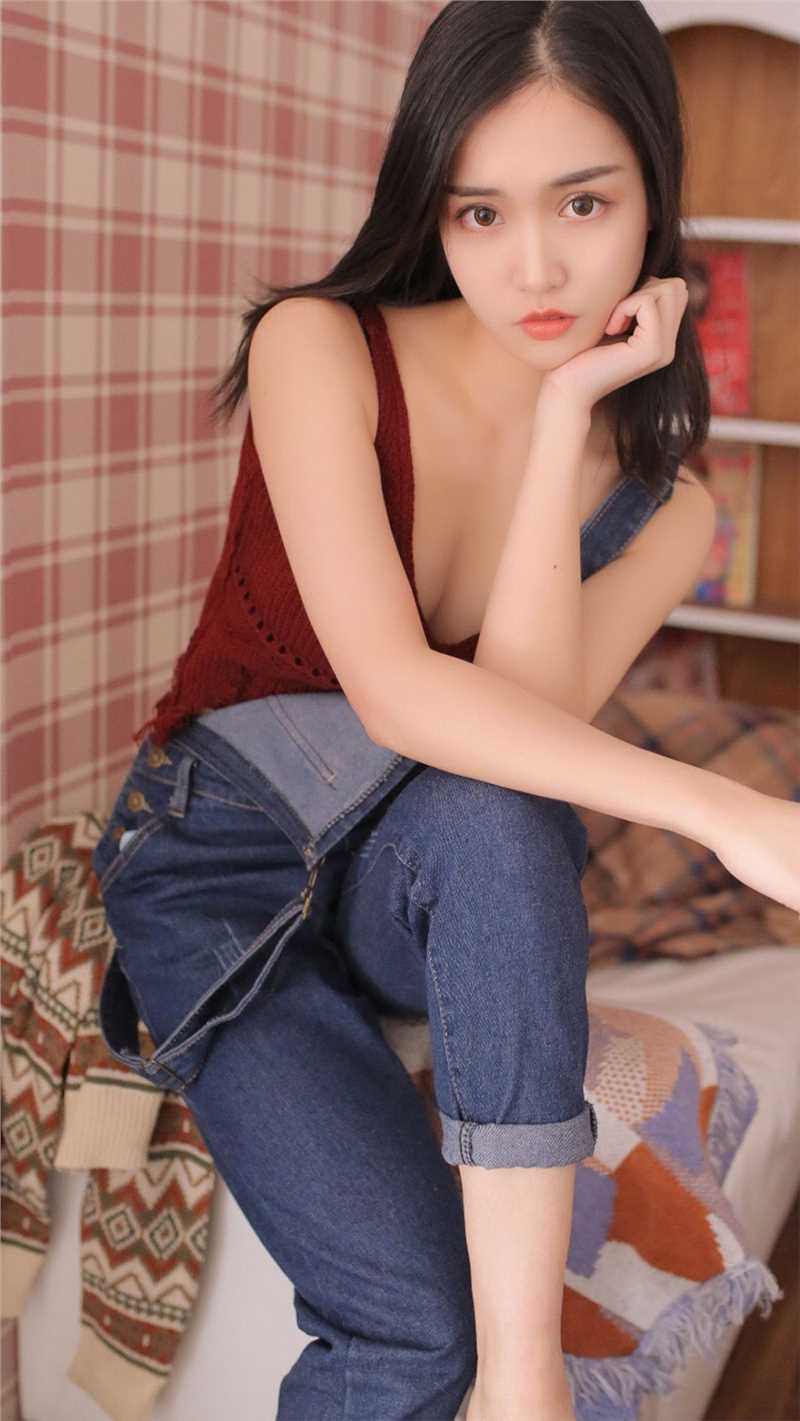 长发美女背带裤性感