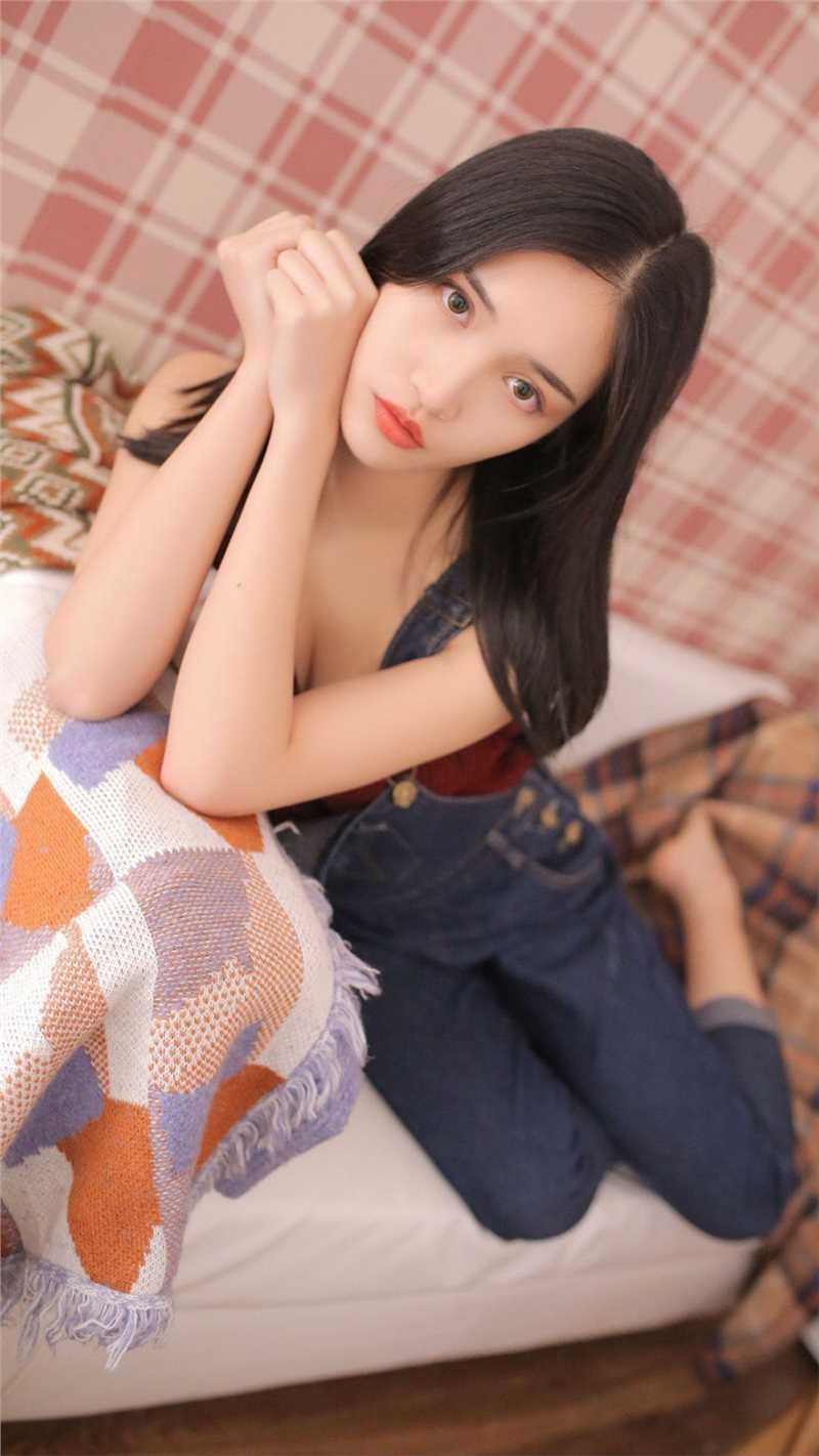 长发美女背带裤性感