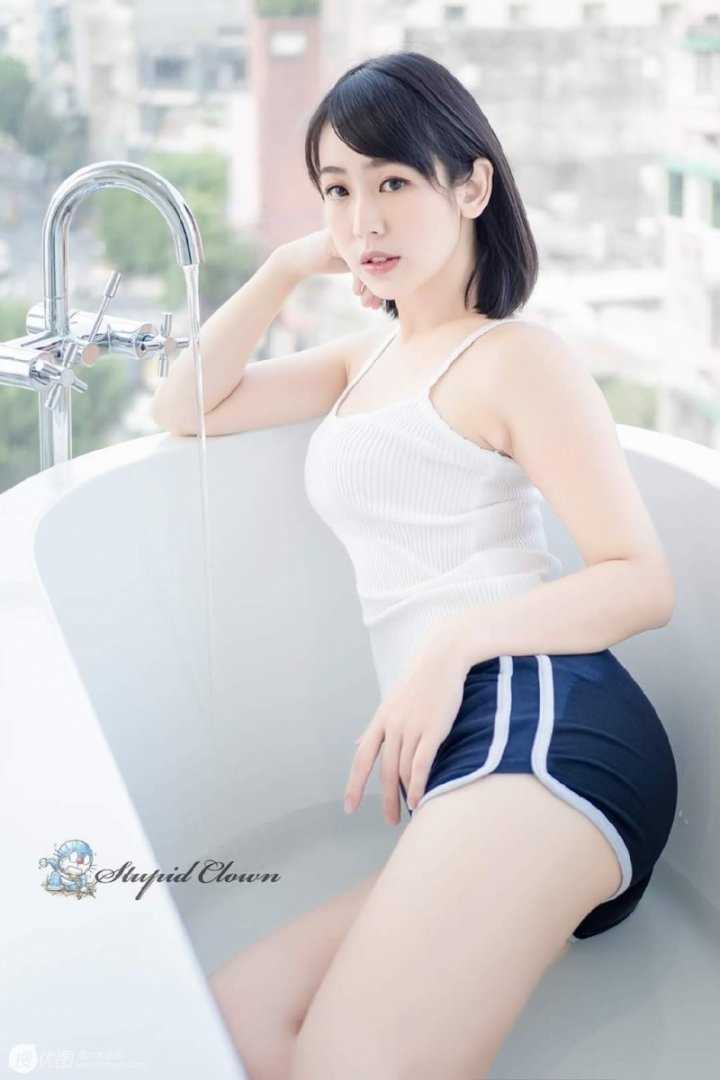 优质短发美女浴室性感相册