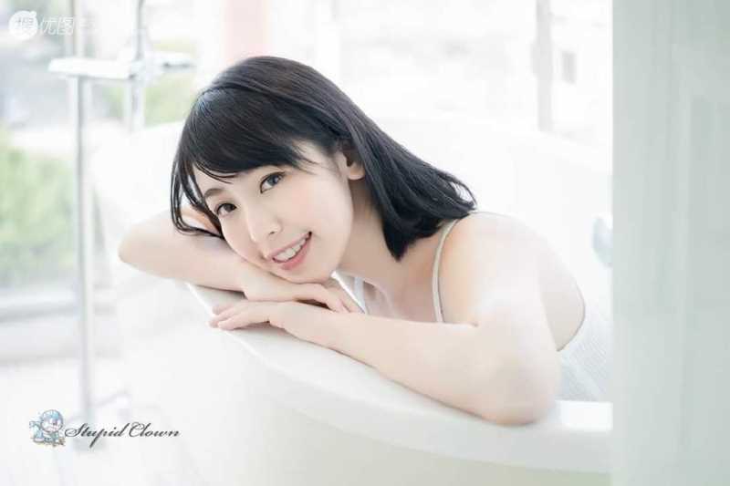 优质短发美女浴室性感相册