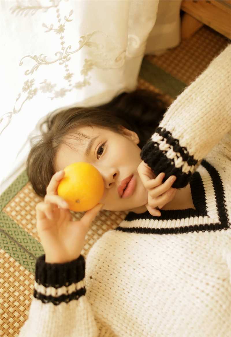 精选嘟嘟唇美女深V针织毛衣性感图册