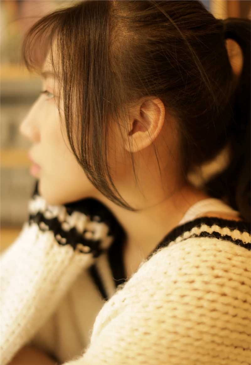 精选嘟嘟唇美女深V针织毛衣性感图册