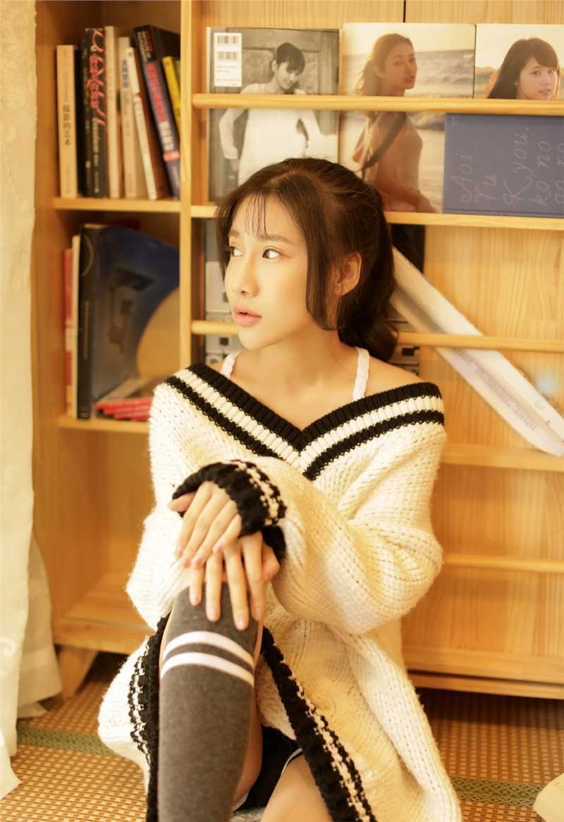 精选嘟嘟唇美女深V针织毛衣性感图册