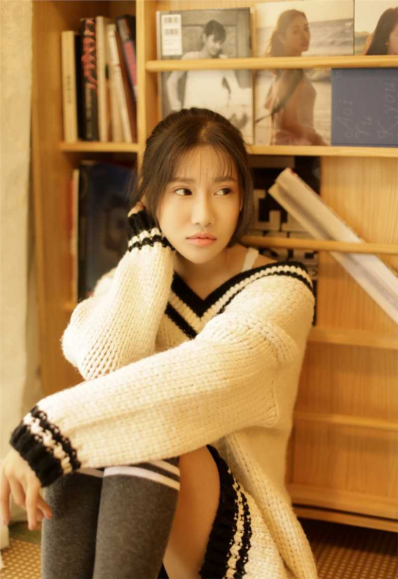 精选嘟嘟唇美女深V针织毛衣性感图册
