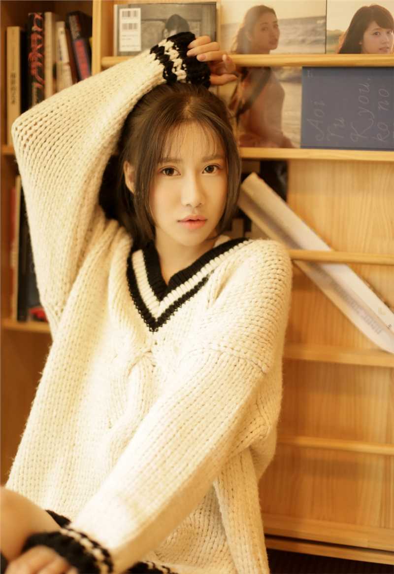精选嘟嘟唇美女深V针织毛衣性感图册